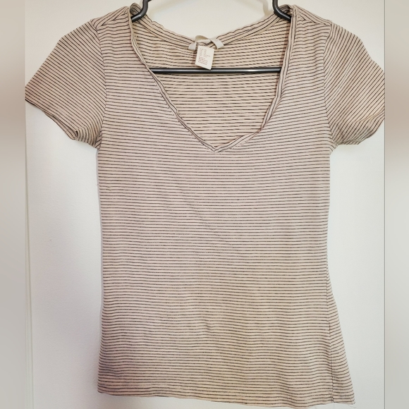 3/20$ H&M V-Neck T-Shirt - Picture 1 of 3